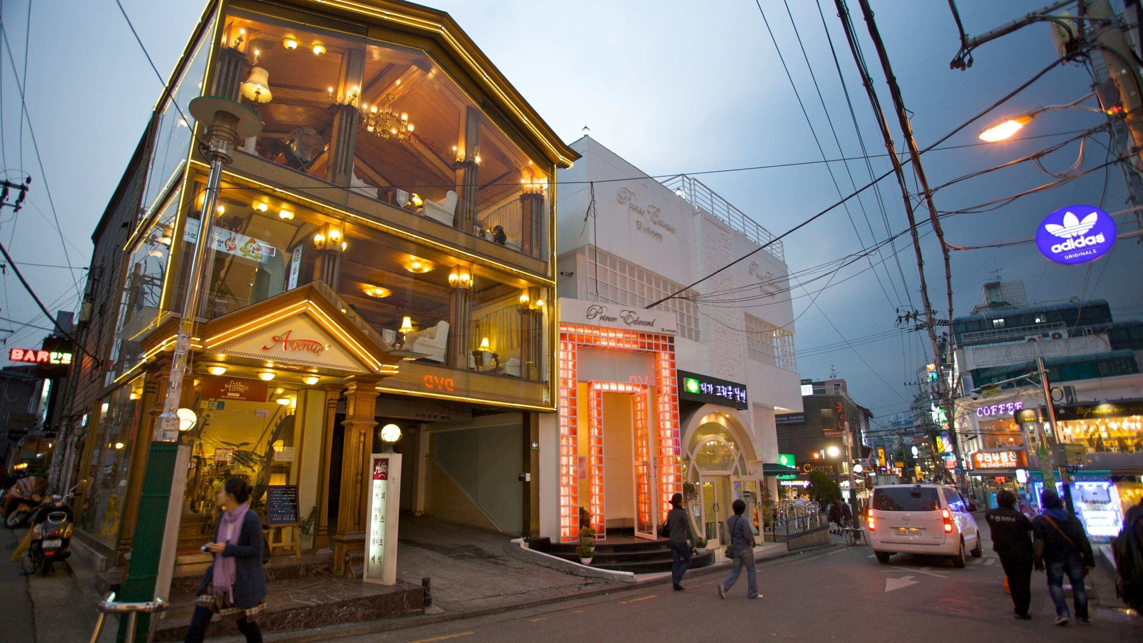 Hongdae mostrando arquitectura moderna, escenas nocturnas y una ciudad