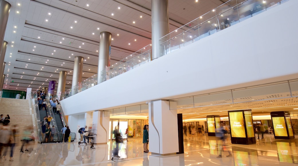 三成洞 呈现出 購物 和 內部景觀 以及 一小群人