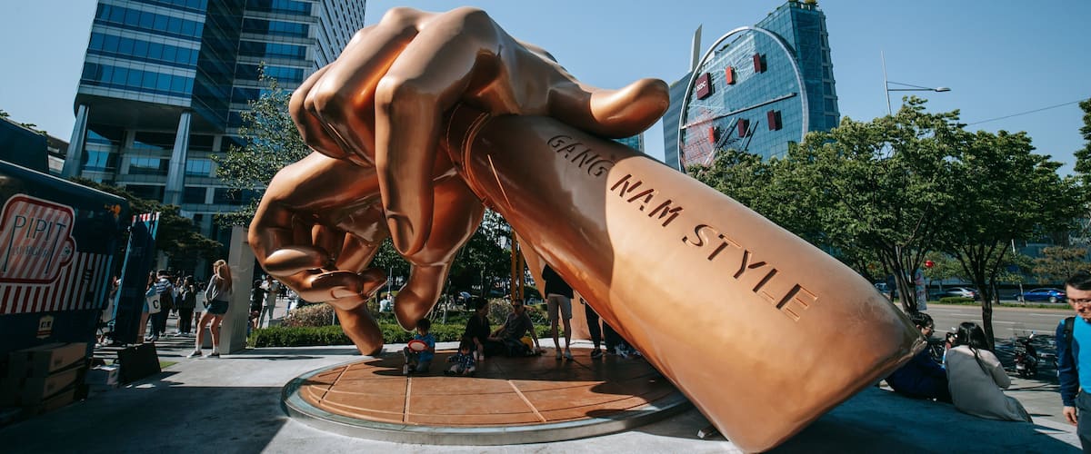 Samseong-dong showing outdoor art