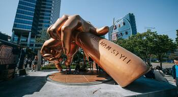 Samseong-dong showing outdoor art