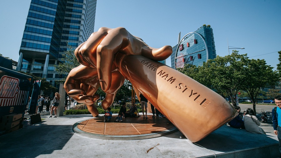 Samseong-dong showing outdoor art