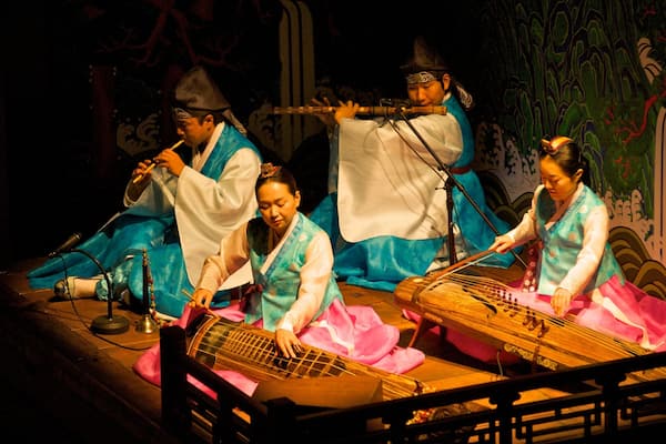 Chongdong-Theater mit einem Theater, Innenansichten und Performance-Kunst