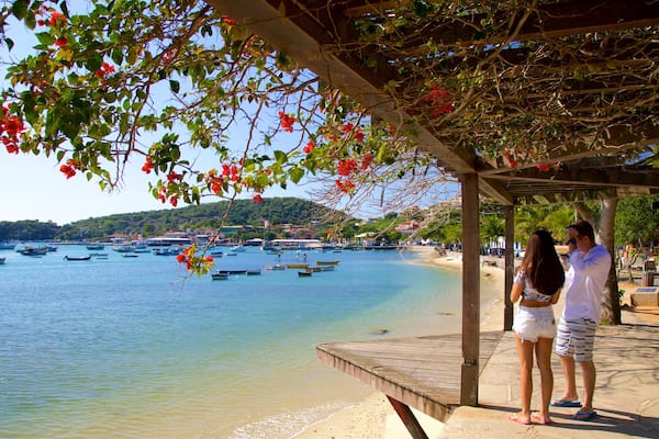 Armação qui includes baie ou port et vues littorales aussi bien que couple