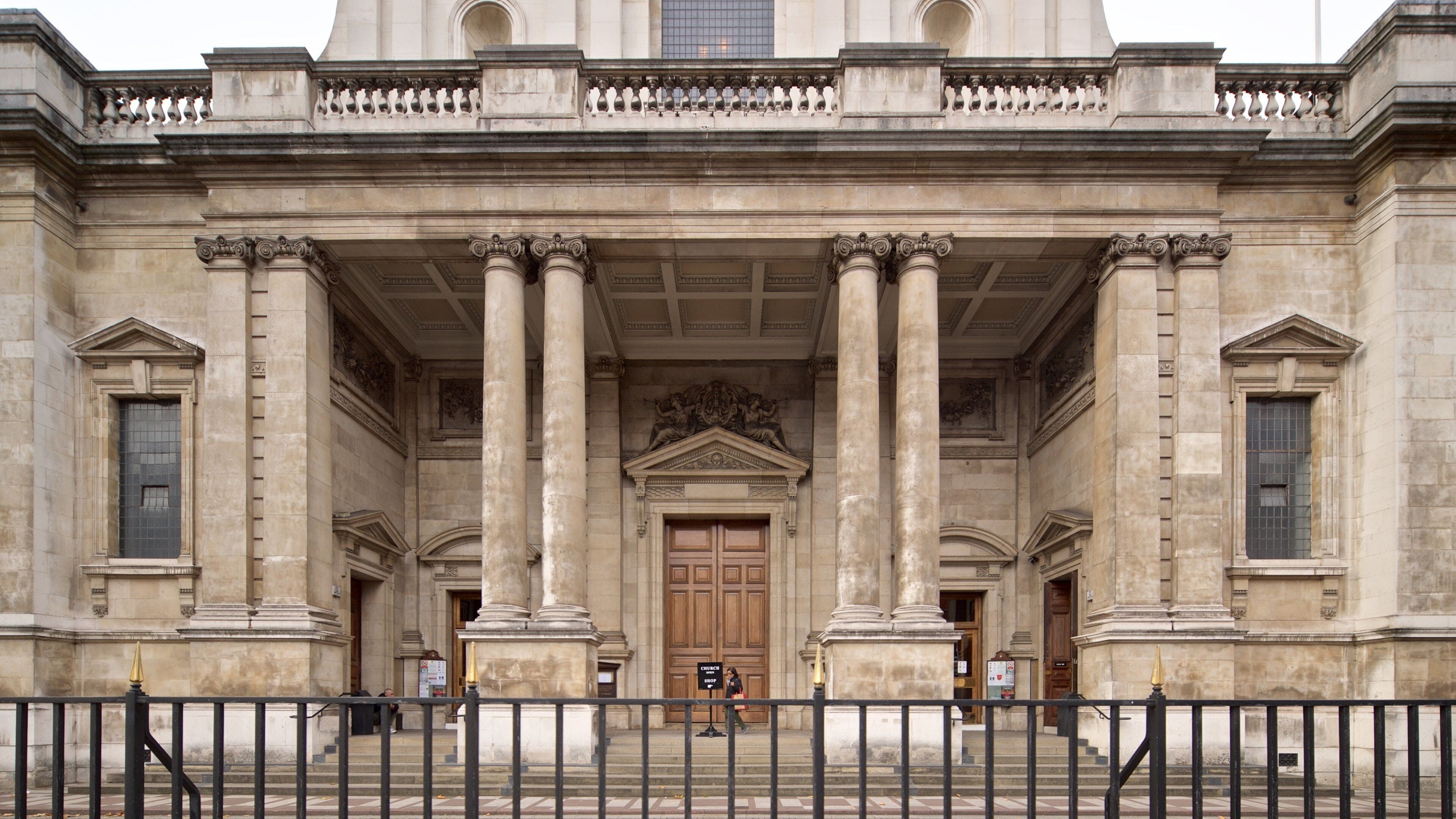 Brompton Oratory featuring heritage architecture