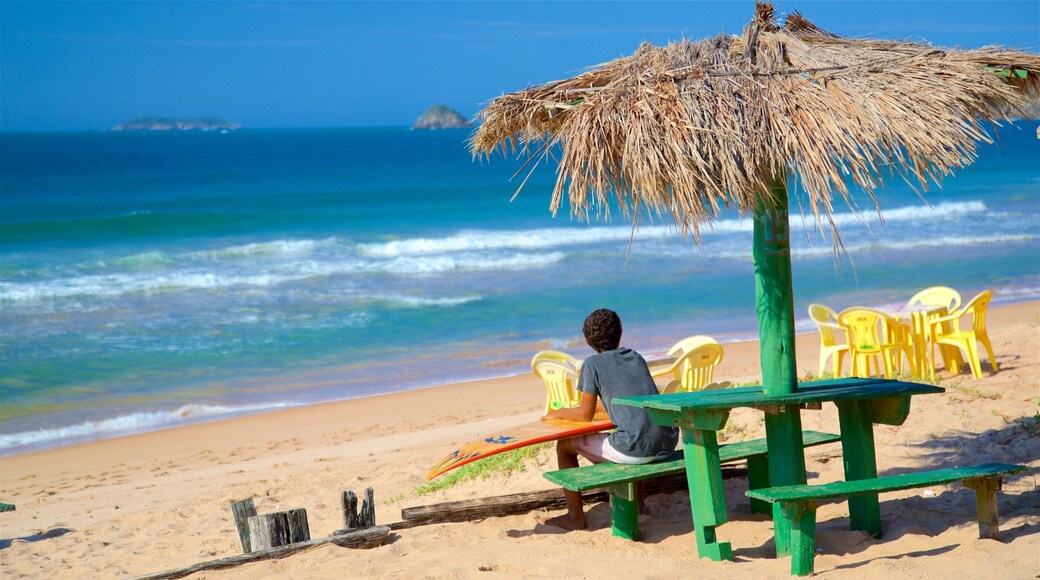 Praia de Tucuns bevat een zandstrand en algemene kustgezichten en ook een man