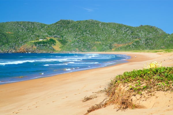 Praia Tucuns mit einem allgemeine KĂŒstenansicht und Strand