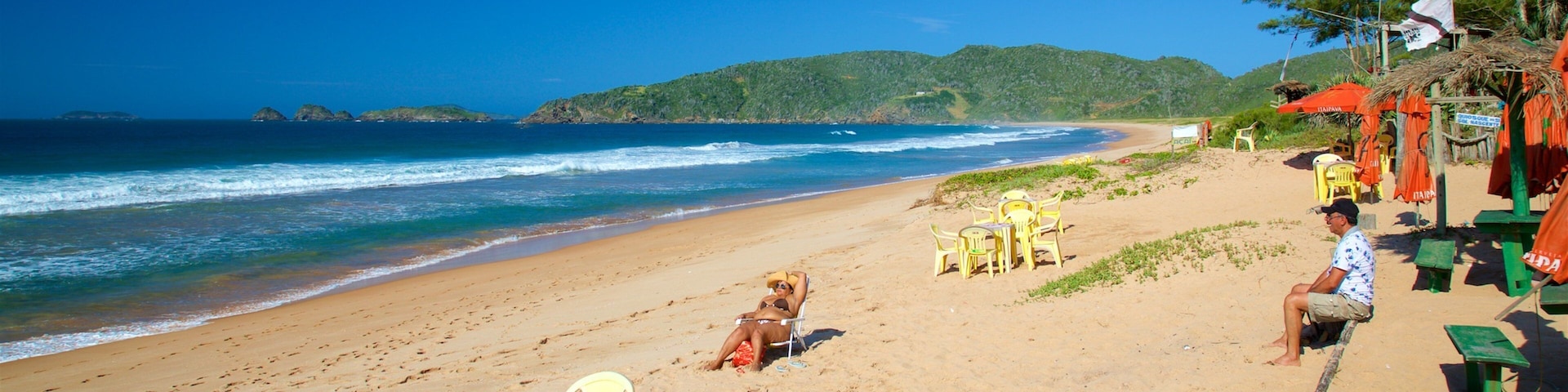 Praia Tucuns welches beinhaltet Strand und allgemeine Küstenansicht sowie Paar