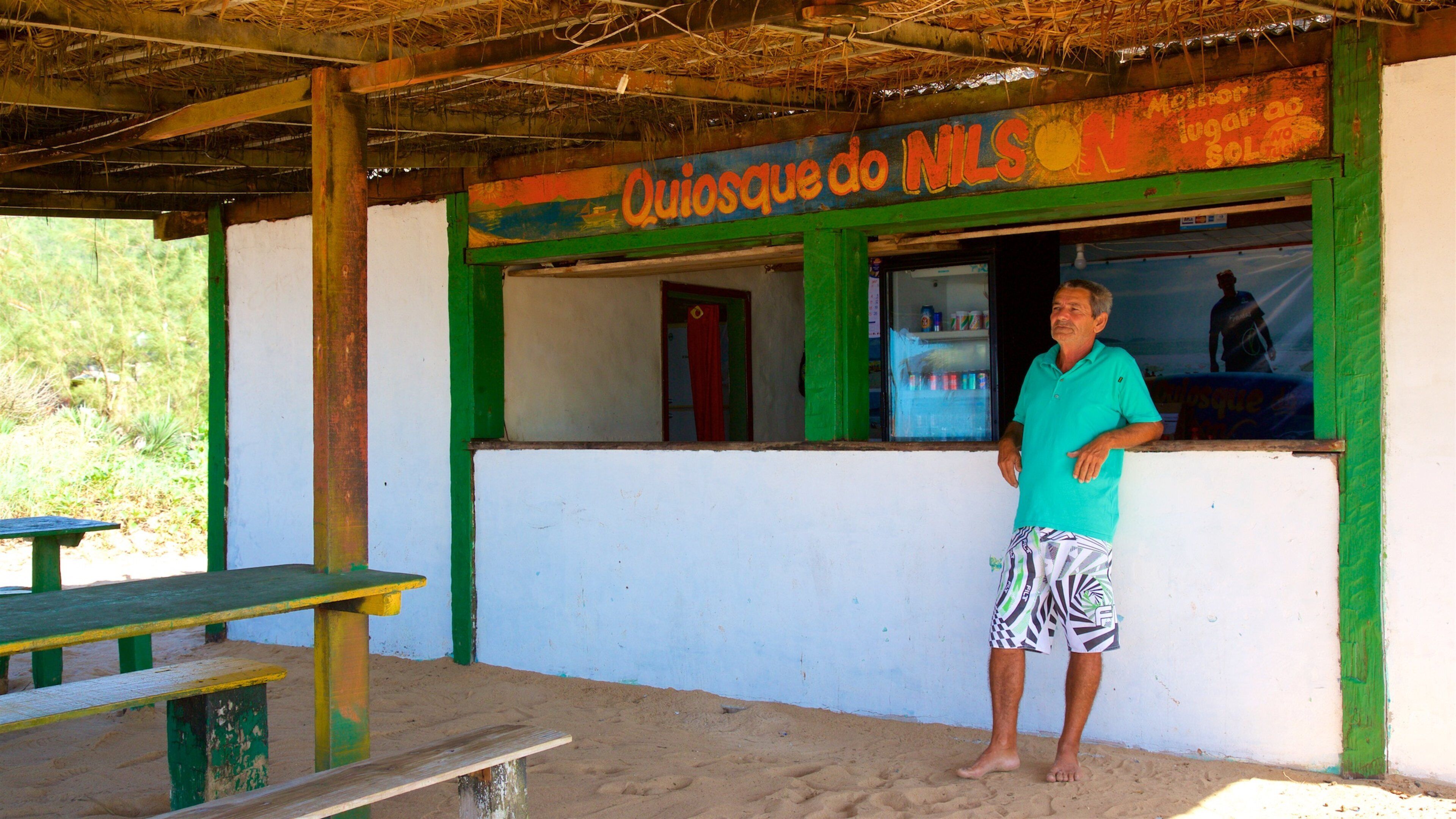 Playa Tucuns mostrando un bar en la playa y también un hombre