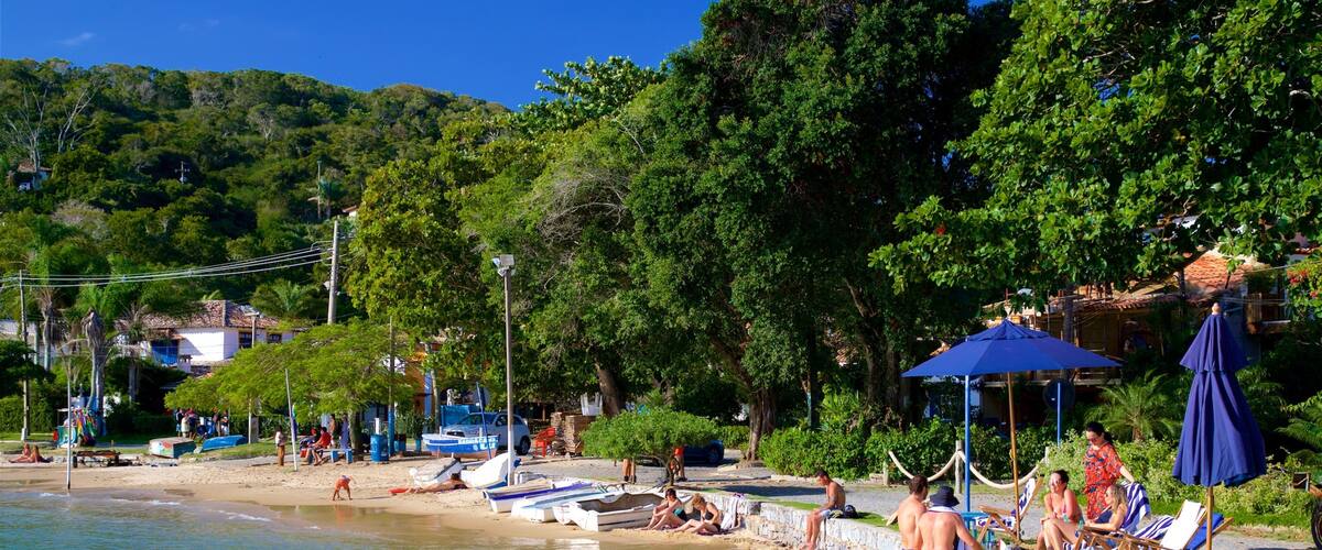 Playa Bones ofreciendo vistas generales de la costa y una playa y también un pequeño grupo de personas