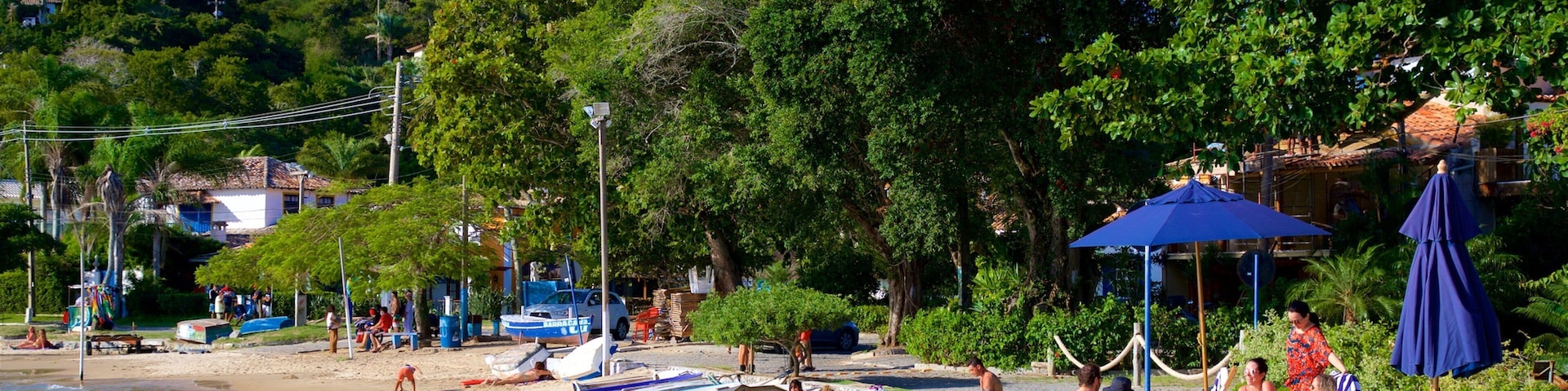 Praia dos Ossos que inclui paisagens litorâneas e uma praia assim como um pequeno grupo de pessoas