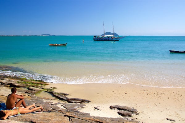Praia Azeda das einen Sandstrand und allgemeine KĂŒstenansicht sowie Paar