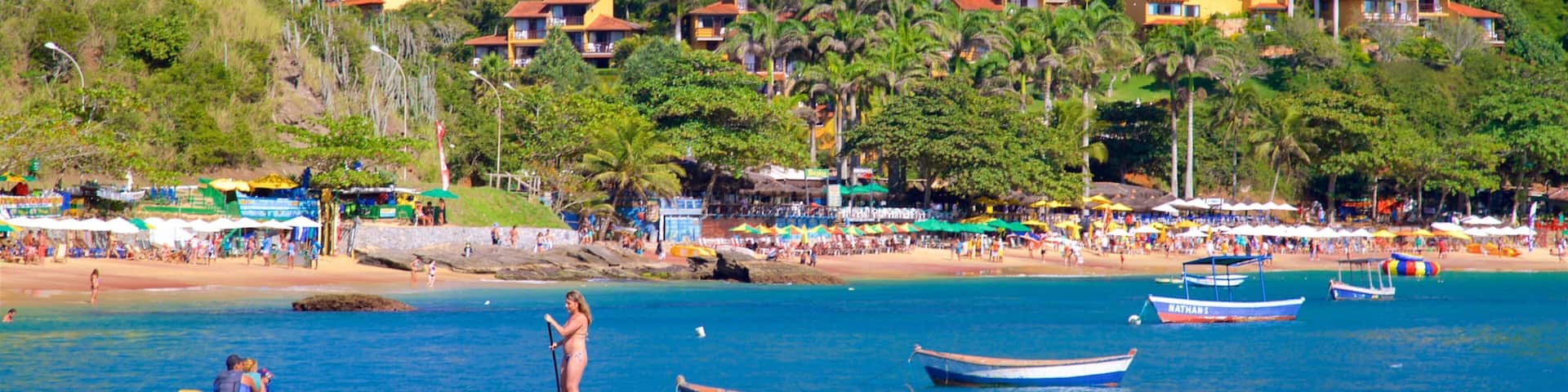 Joao Fernandes-stranden som visar kajak eller kanot, en kuststad och kustutsikter