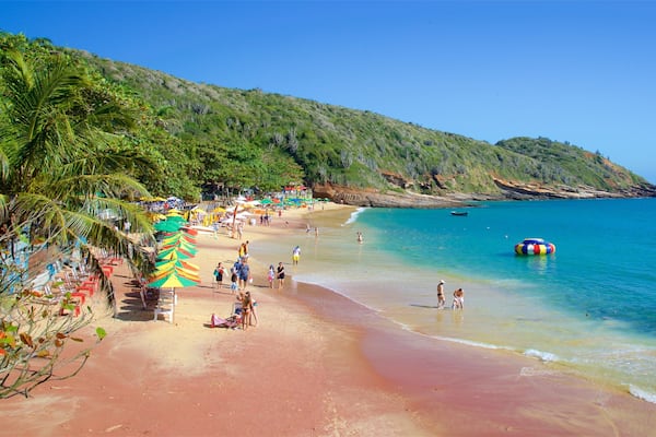 Praia João Fernandes das einen Sandstrand und allgemeine Küstenansicht sowie kleine Menschengruppe