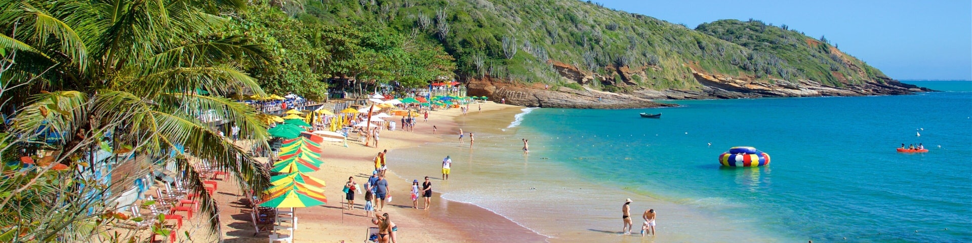 Playa Joao Fernandes ofreciendo una playa y vista general a la costa y también un pequeño grupo de personas