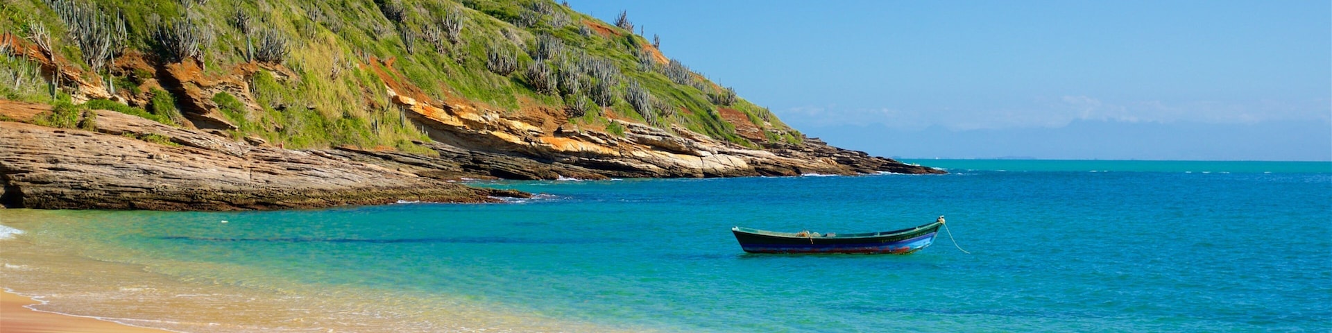 Playa Joao Fernandes mostrando una playa de arena y vista general a la costa