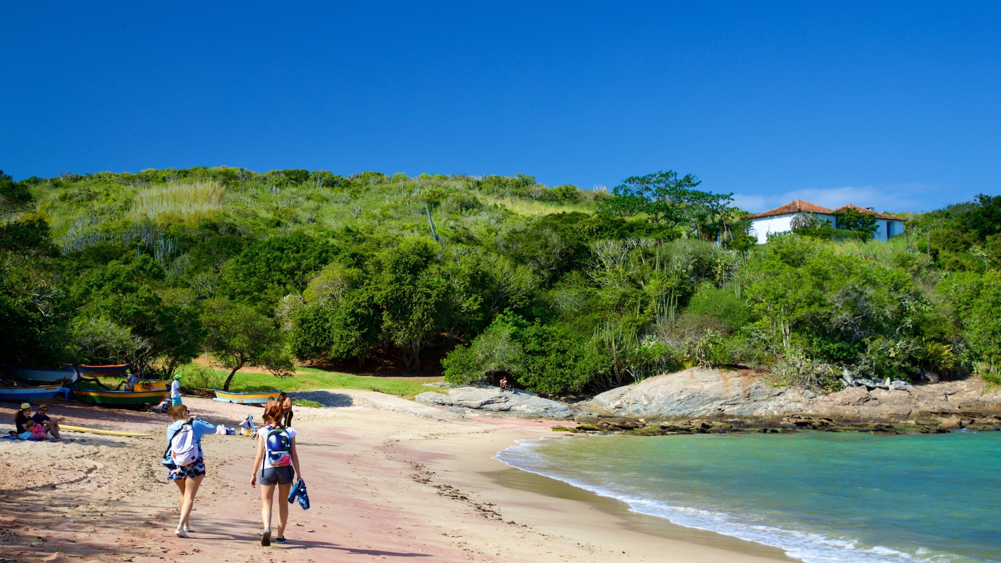 Forno-stranden presenterar klippig kustlinje, kustutsikter och en sandstrand