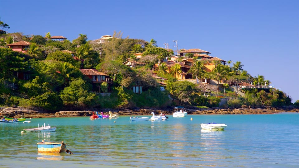 Ferradura Beach which includes a coastal town and general coastal views