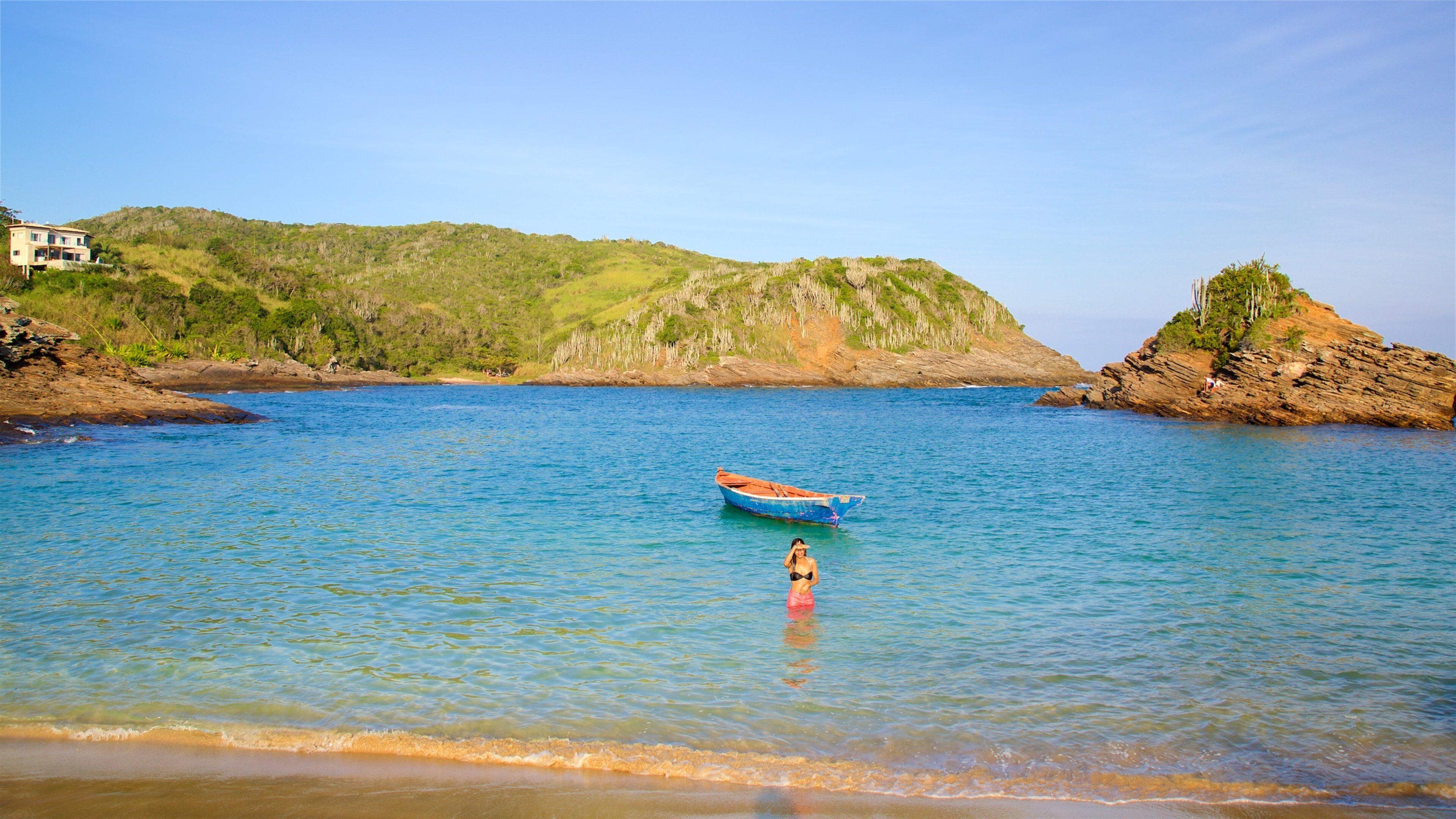 Bãi biển Ferradura có tính năng bơi lội, bờ biển lởm chởm và cảnh bờ biển