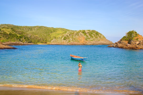 Praia Ferradura das einen Felsküste, allgemeine Küstenansicht und Schwimmen