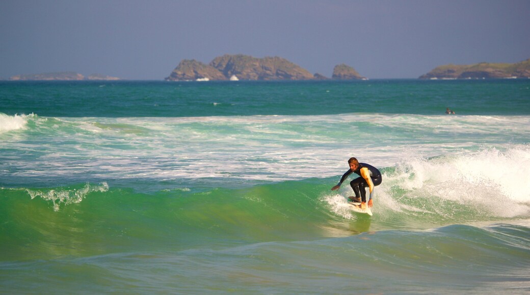 Playa Geriba mostrando vista general a la costa y surf y también un hombre