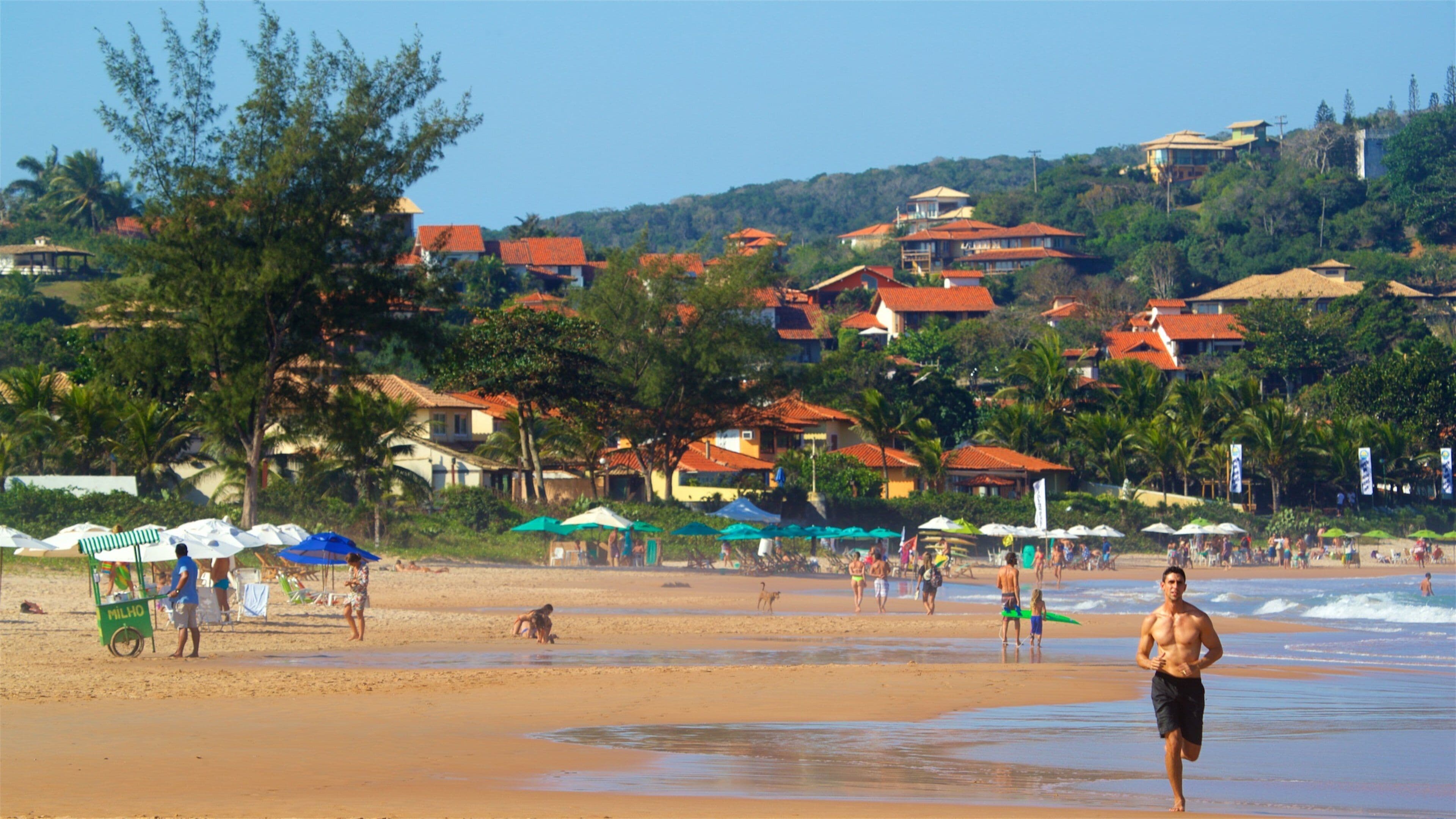 Playa Geriba que incluye vista general a la costa, una ciudad costera y una playa