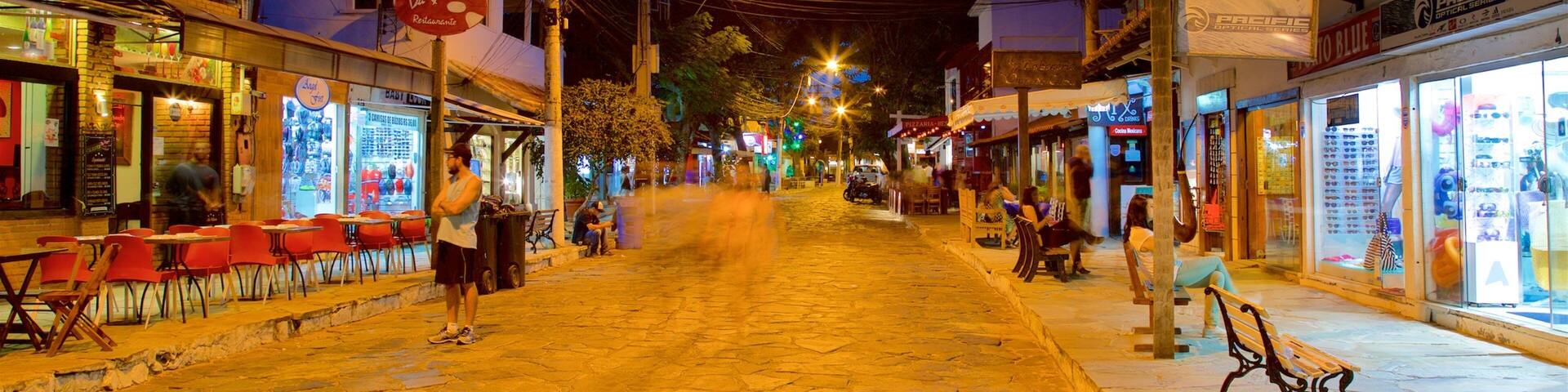 ルア ダス ペドラス フィーチャー 小さな町あるいは村 と 夜景