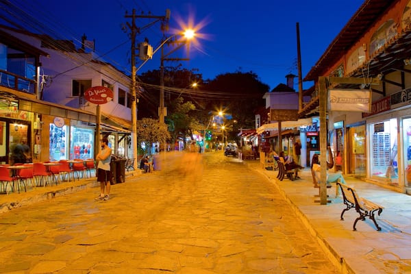 ルア ダス ペドラス フィーチャー 小さな町あるいは村 と 夜景