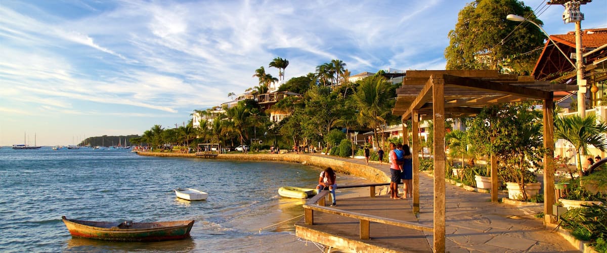 Orla Bardot mostrando uma cidade litorânea, paisagens litorâneas e um pôr do sol