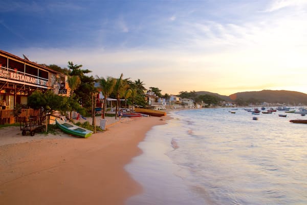 Orla Bardot das einen Sandstrand, allgemeine Küstenansicht und Sonnenuntergang