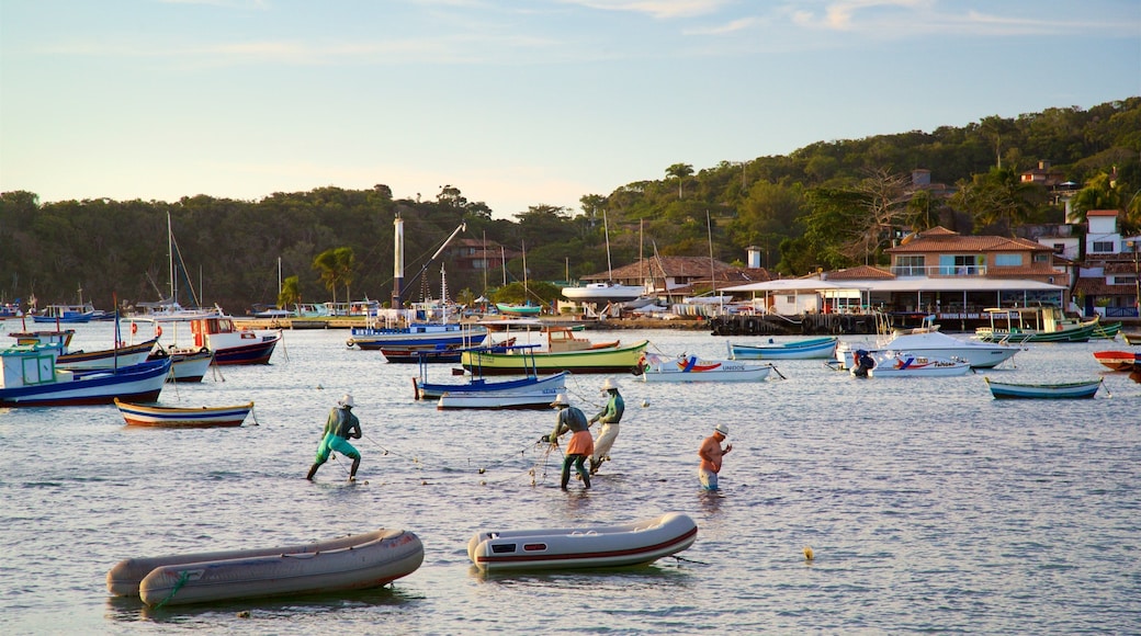 Orla Bardot que incluye vistas generales de la costa, una bahía o puerto y una ciudad costera