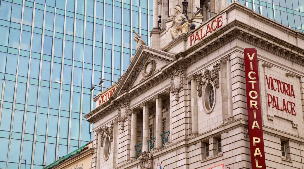 Victoria Palace Theatre fasiliteter samt skilt, historisk arkitektur og teater