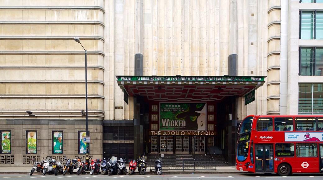 Apollo Victoria Theatre caracterizando arquitetura de patrimônio, sinalização e cenas de teatro