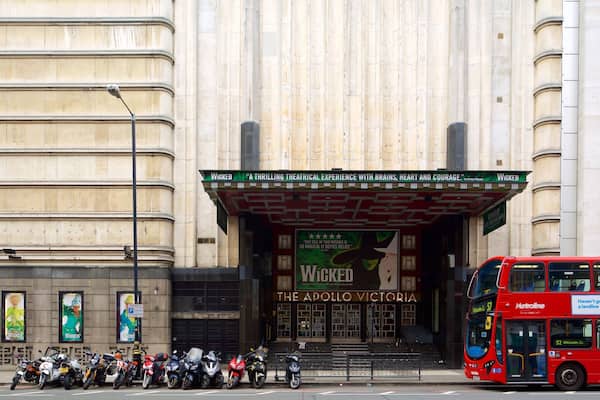 Teatro Apollo Victoria que incluye escenas de teatro, patrimonio de arquitectura y señalización