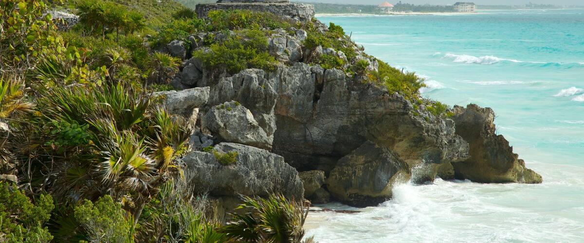 Tulum Mayan Ruins inclusief rotsachtige kustlijn en vervallen gebouwen