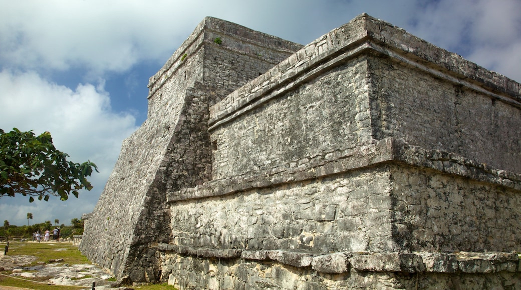 Tulum Mayan Ruins showing a ruin