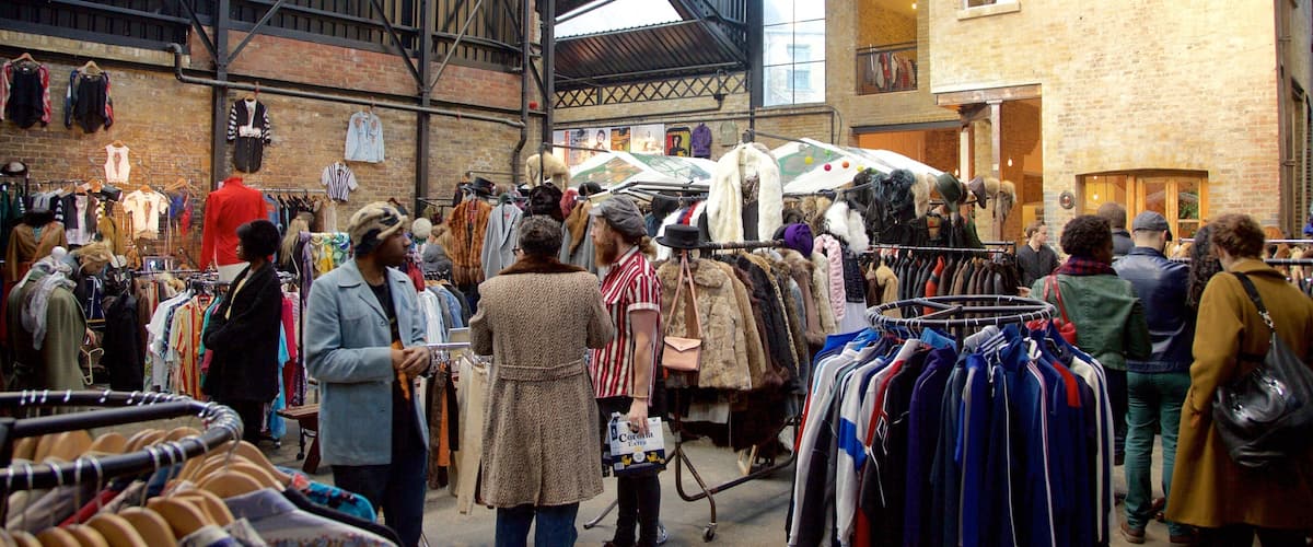Mercado Old Spitalfields mostrando mercados y compras y también un pequeño grupo de personas