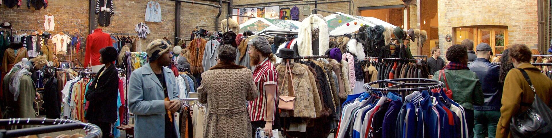Old Spitalfields Market qui includes marchés et shopping aussi bien que petit groupe de personnes