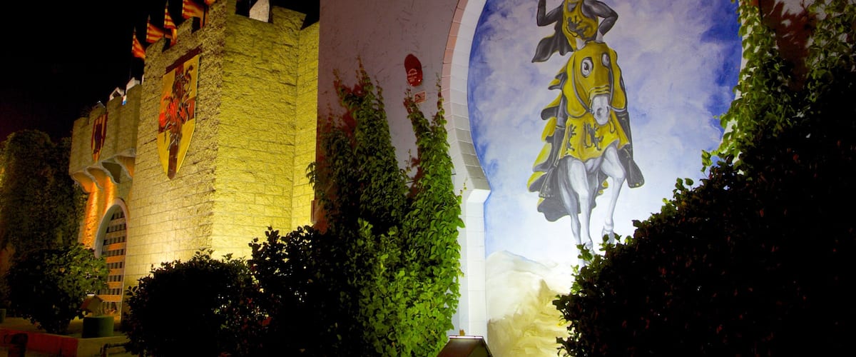 Medieval Times 其中包括 公園, 表演藝術 和 夜景