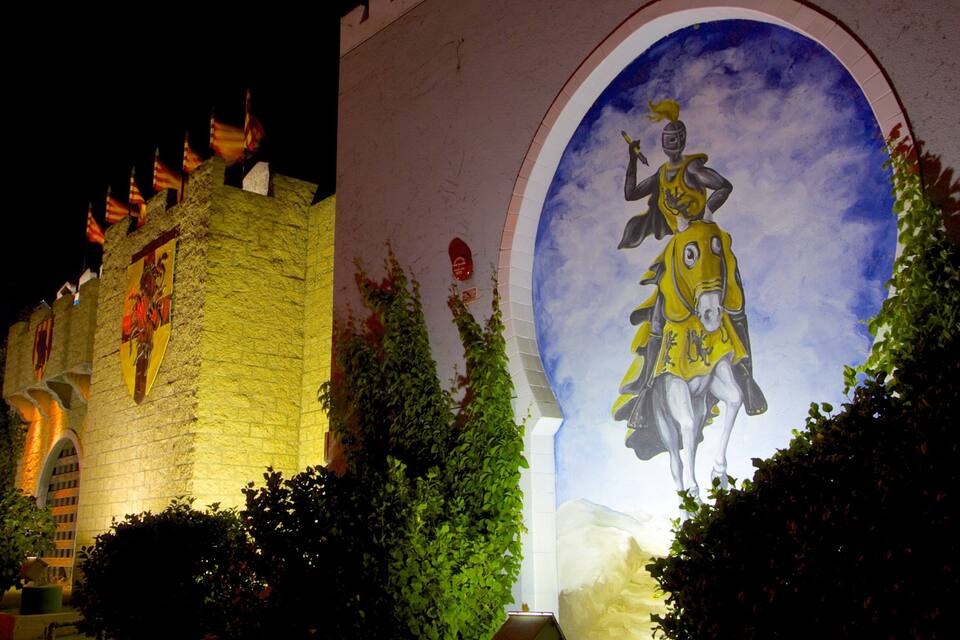 Un castell amb un mural d'un cavaller a cavall.