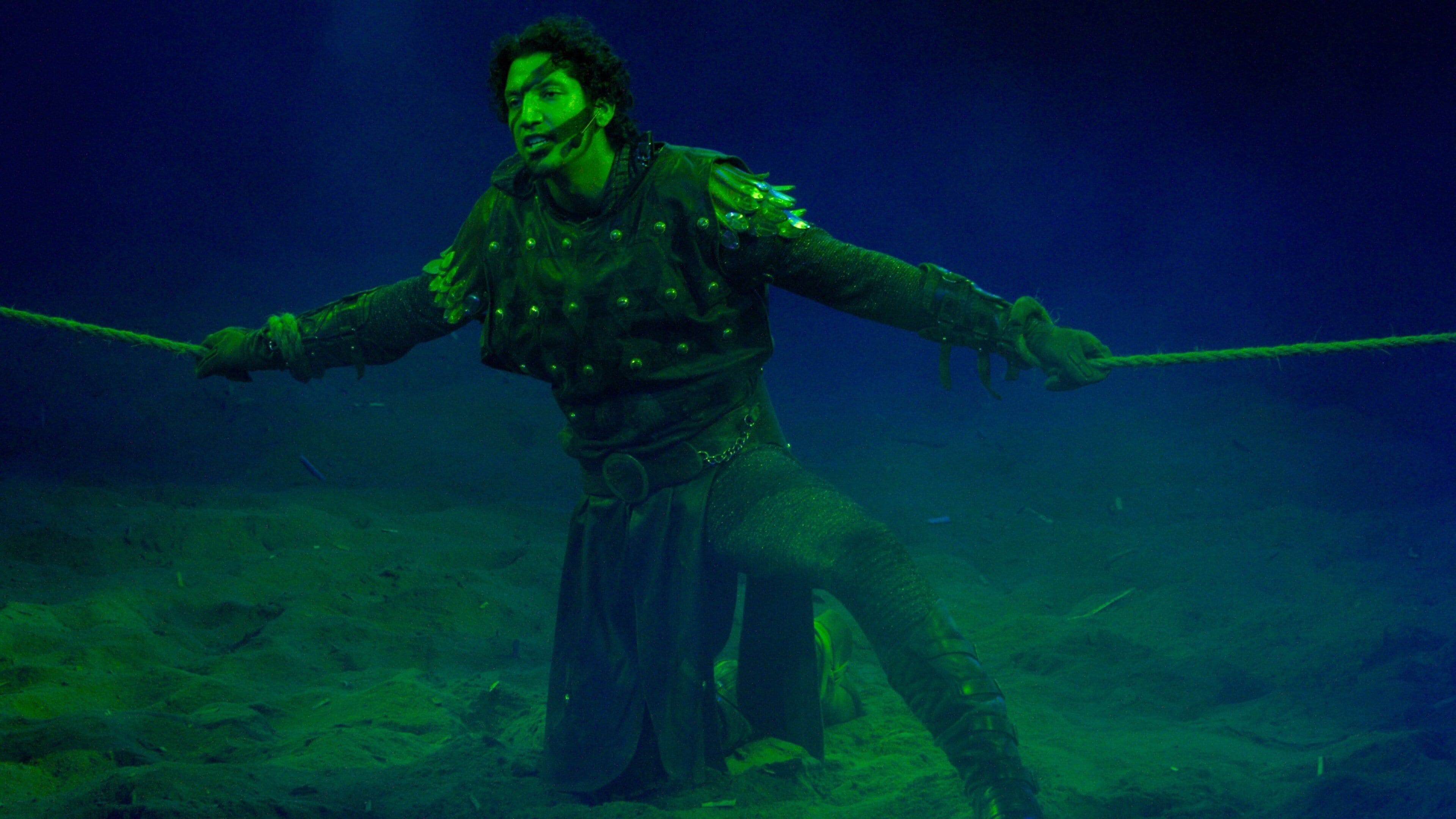 Medieval Times mostrando arte performática assim como um homem sozinho