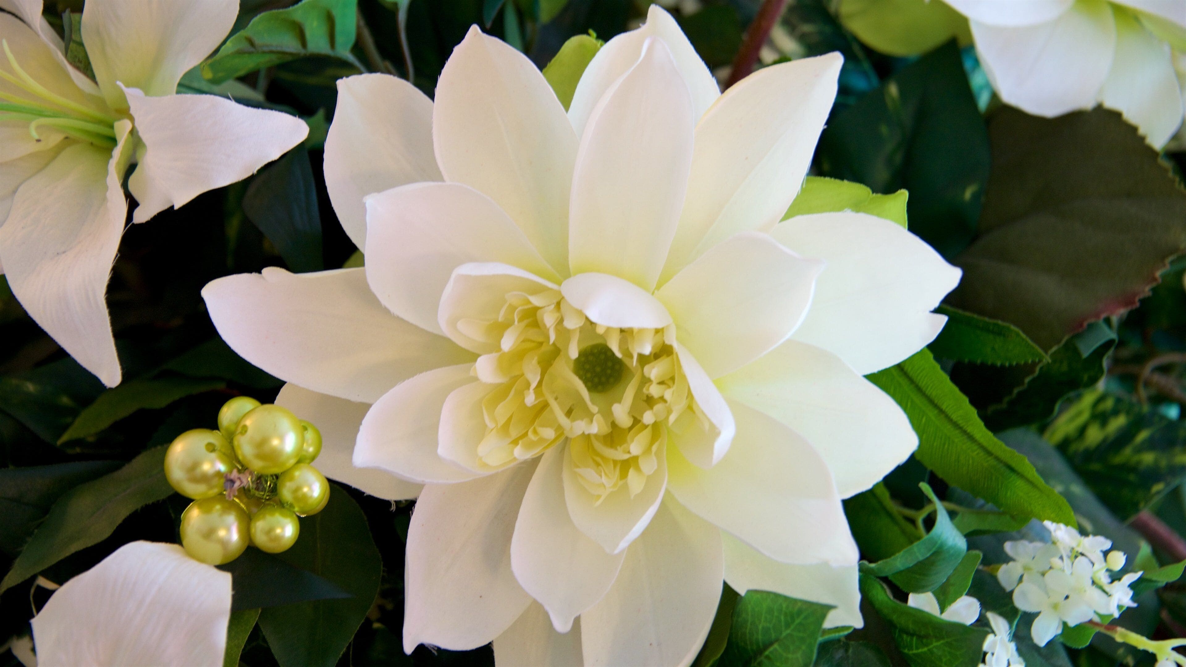 Pequeña capilla blanca para bodas que incluye flores