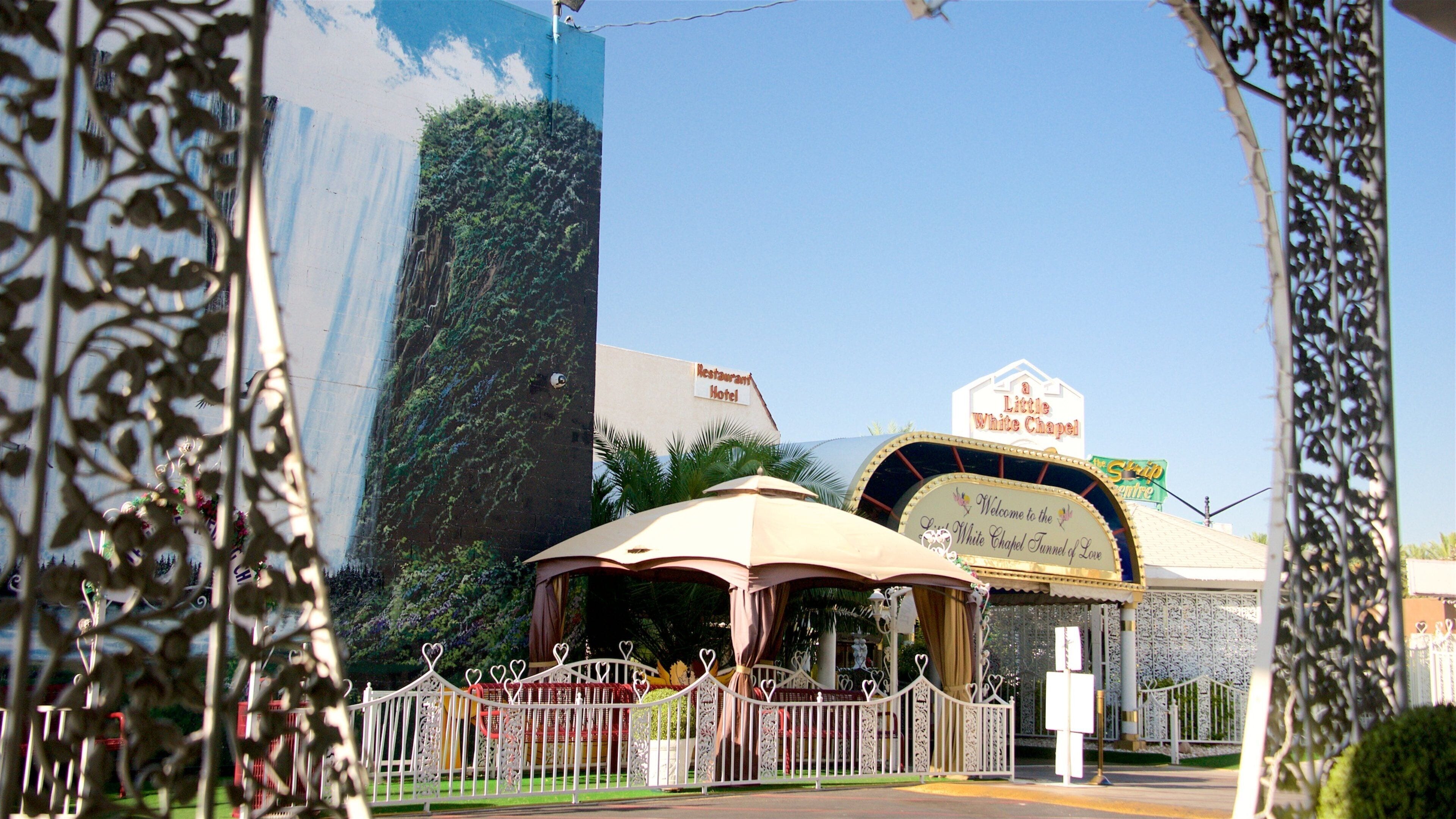 Pequeña capilla blanca para bodas