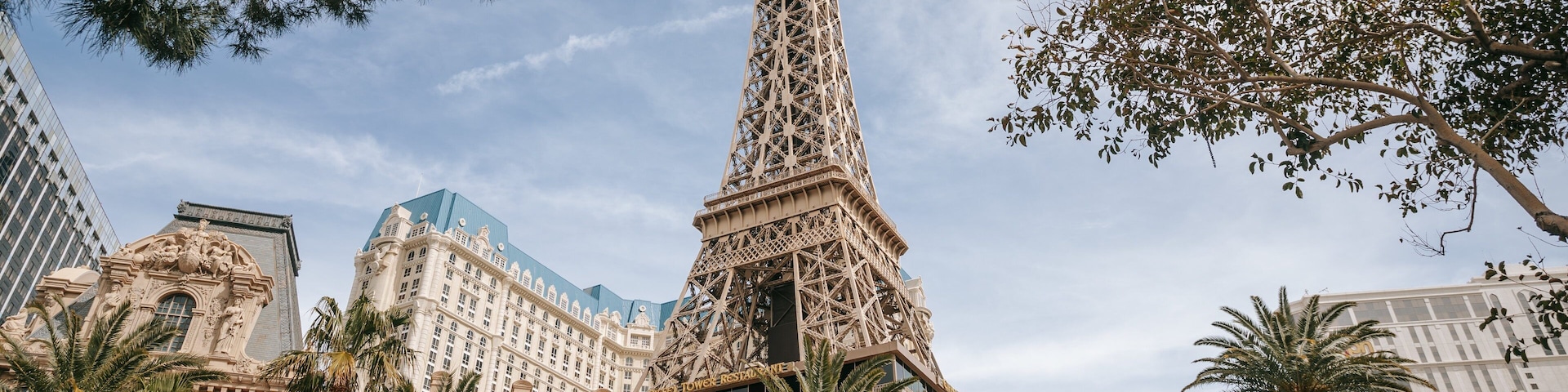Las Vegas Eiffel Tower showing a city and modern architecture