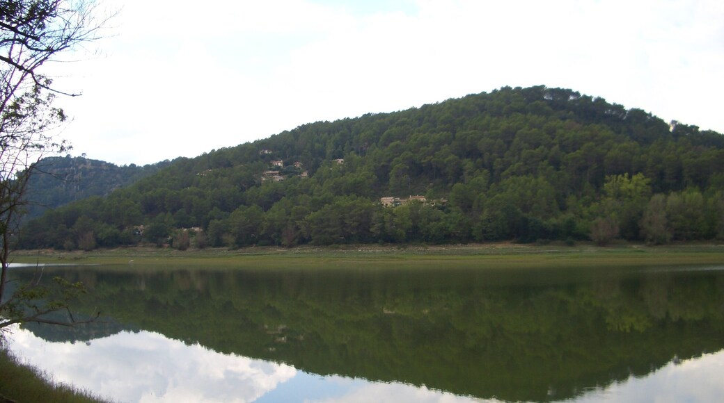 Le lac de Carcès, lac de retenue sur la rivière Caramy, dans le département du Var.