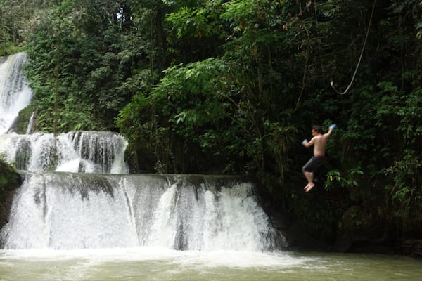 YS Falls mit einem Kaskade sowie einzelner Mann