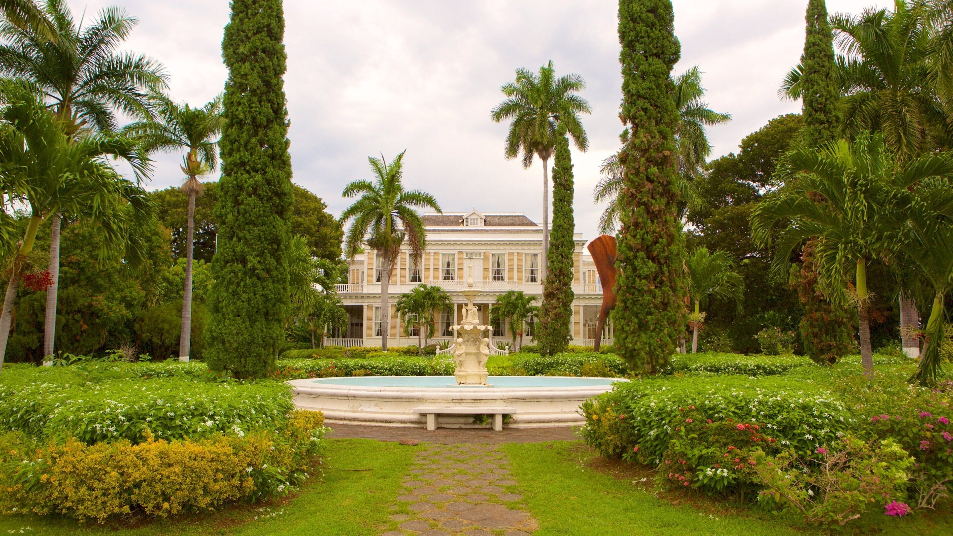 Devon House som inkluderer fjell, slott og hage