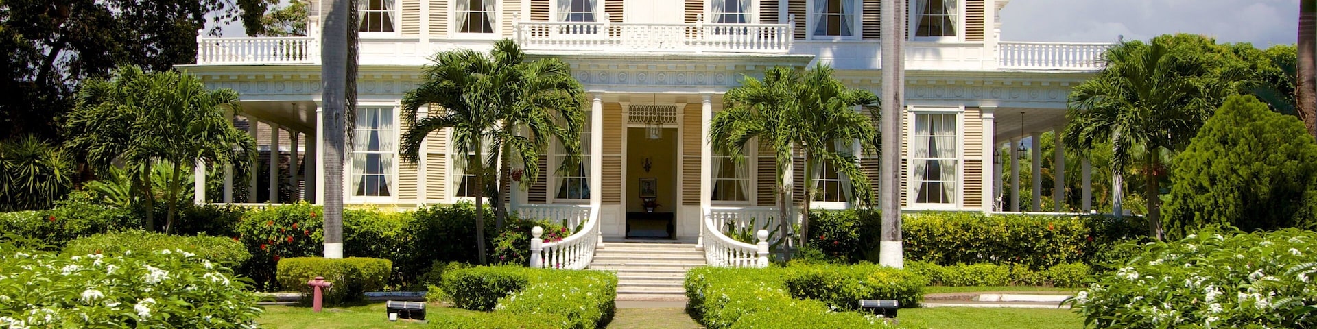 Casa Devon mostrando jardín y una casa