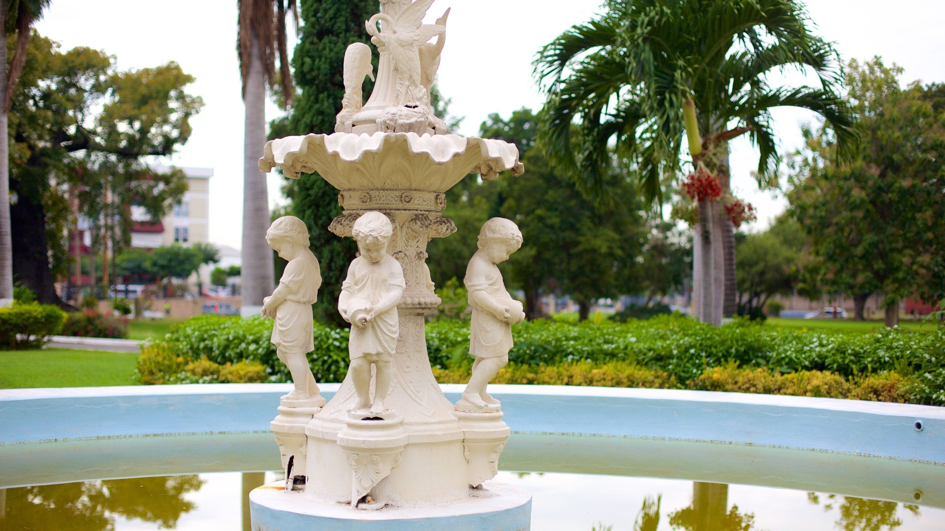 Devon House fasiliteter samt statue eller skulptur og fjell