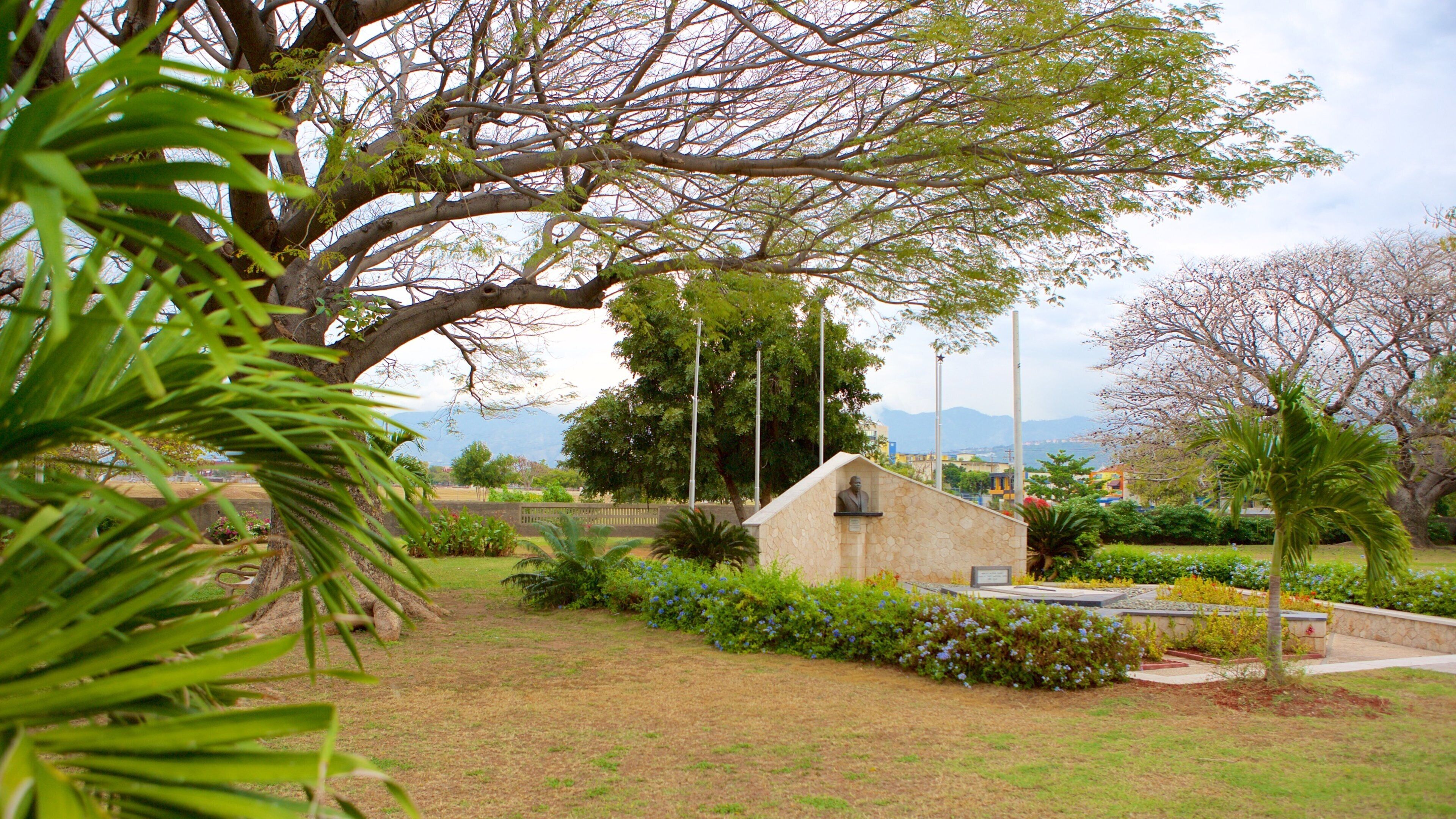 Nationalhjältarnas park som visar en trädgård