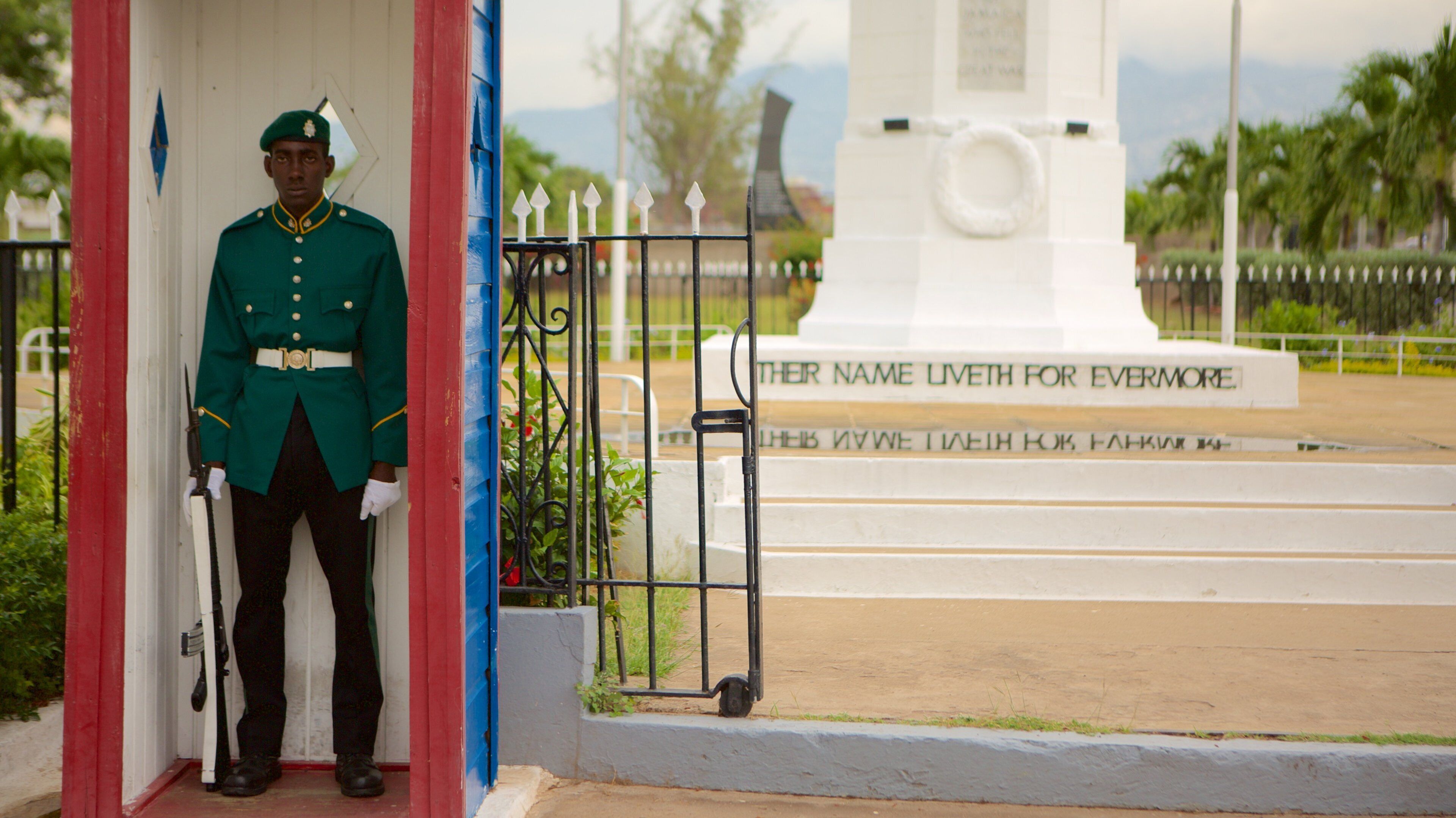 National Heroes Park mettant en vedette signalisation aussi bien que homme